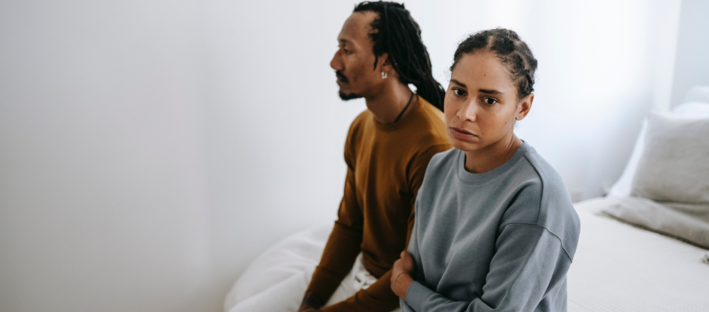 photo d'un couple de personnes noires pour illustrer un article Desculottées sur les couples longs