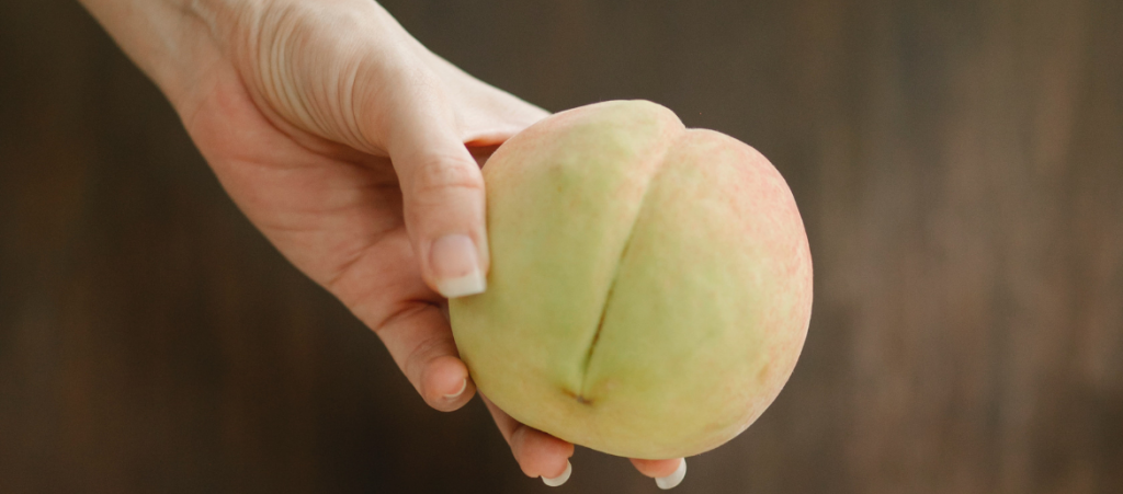photo d'une pêche comme allégorie de l'arrière-train
