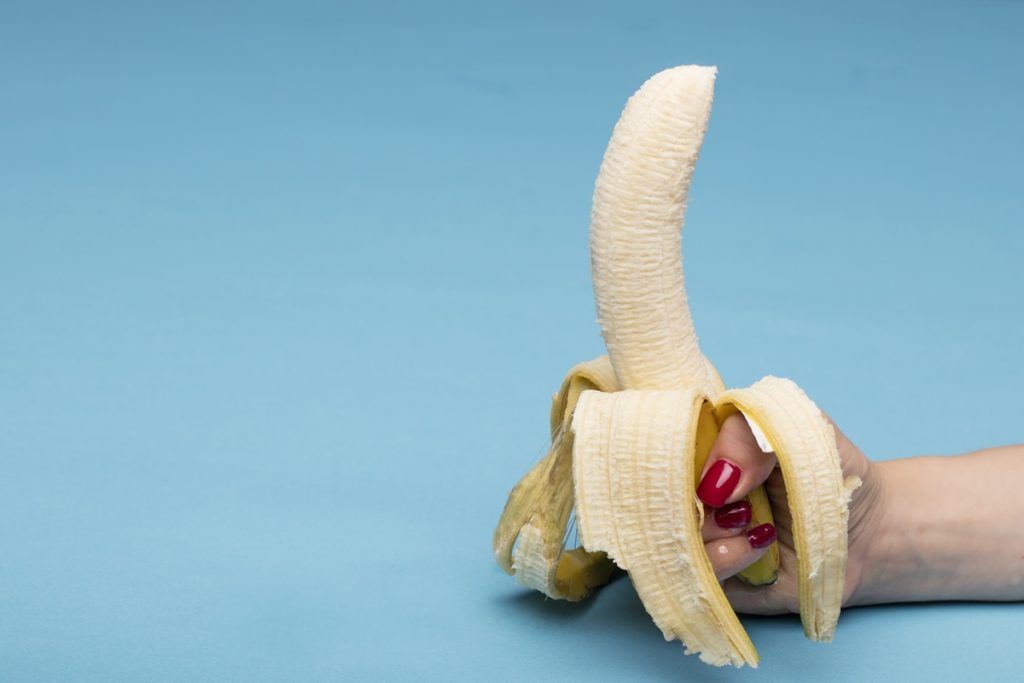 Banane dans les mains pour illustrer la sexualité masculine