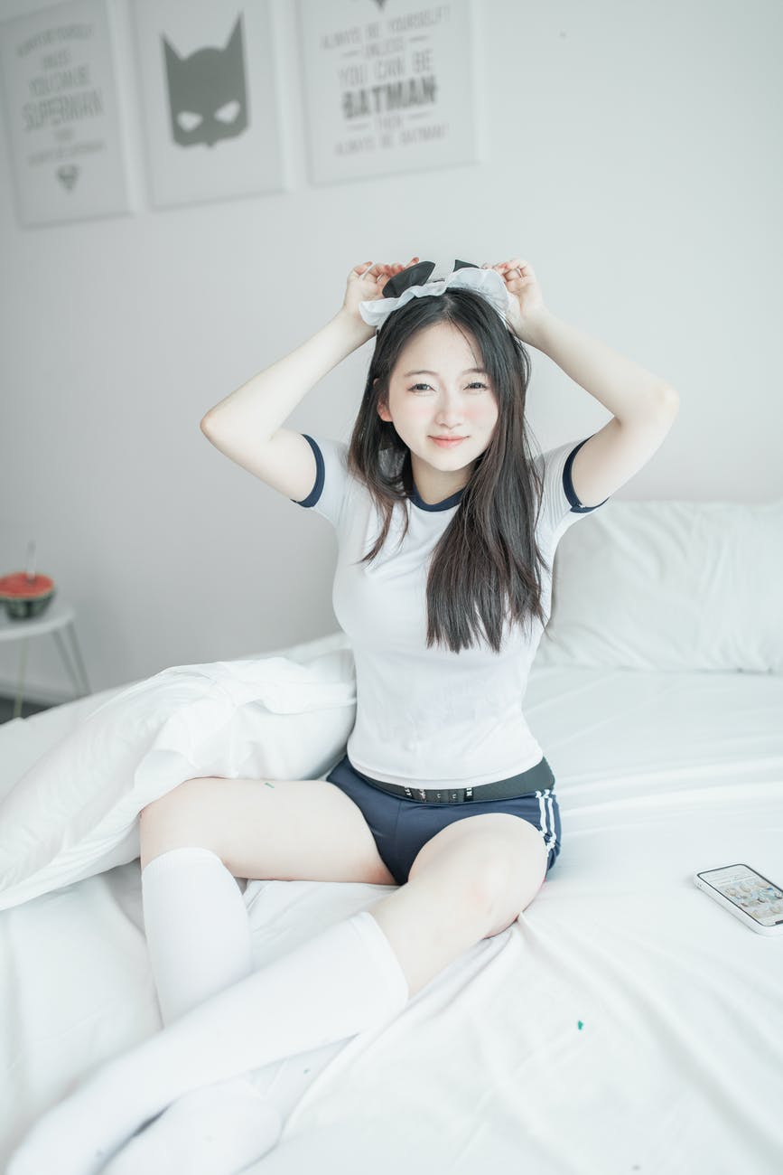 femme d'origine asiatique sur son lit