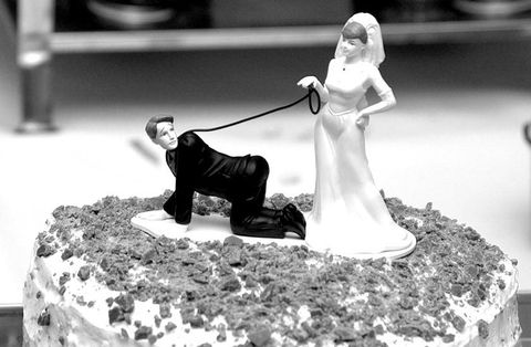 gâteau de mariage avec figurine en posture bdsm