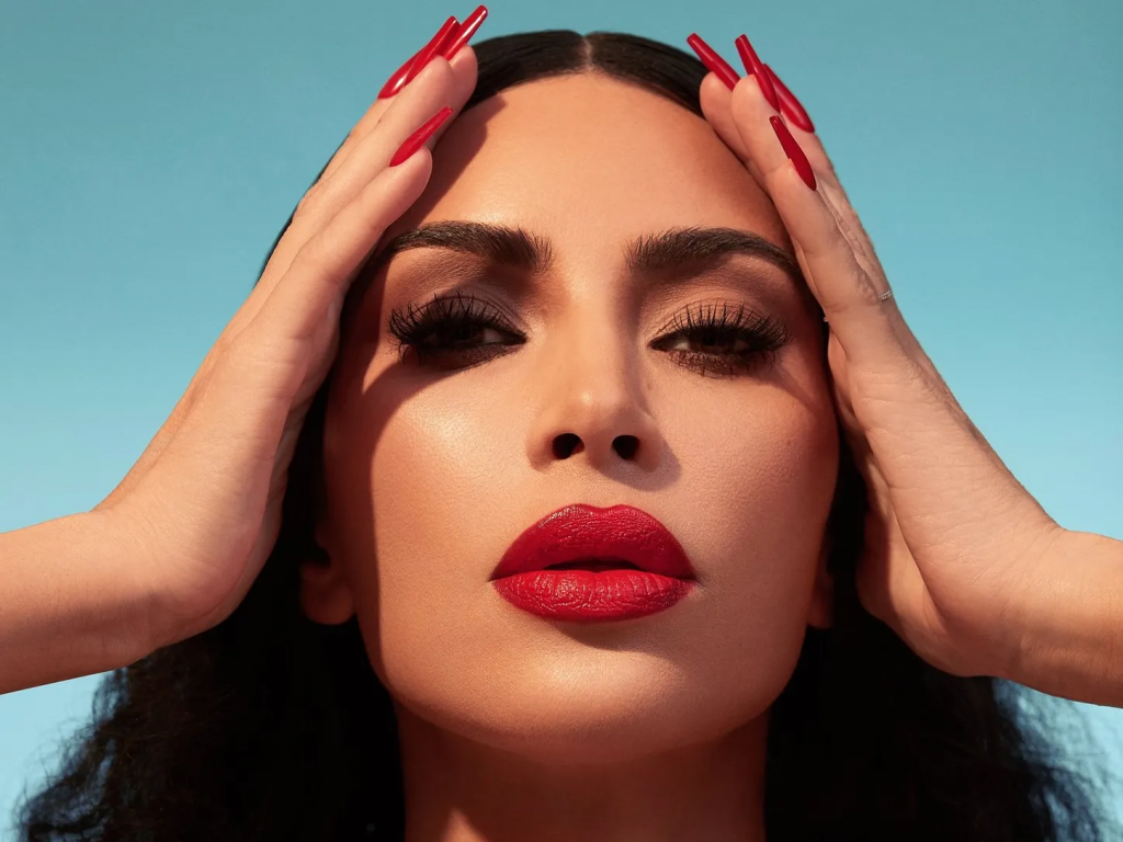 photo de Kim Kardashian avec un rouge à lèvre rouge de sa marque KKW Beauty