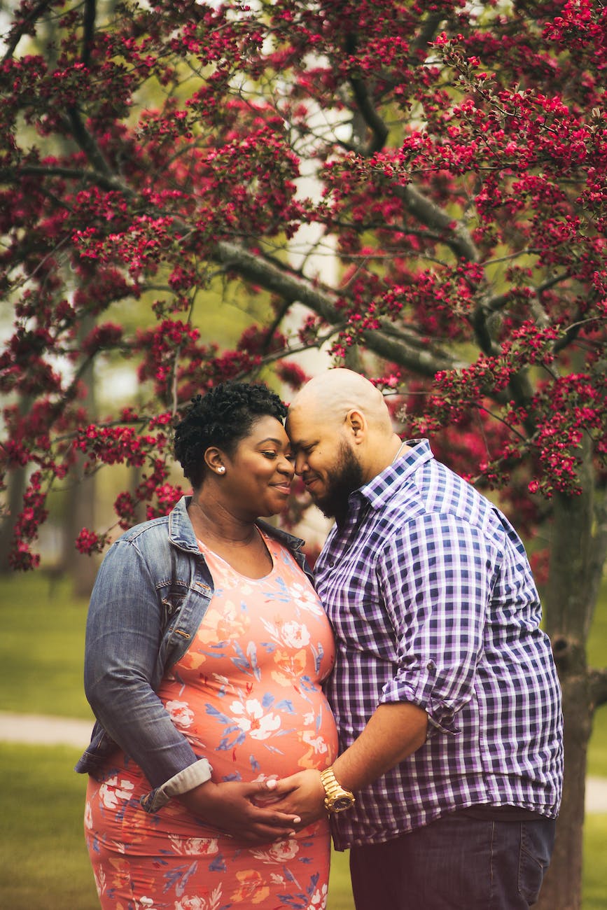 femme noire enceinte et son mari qui lui tient la main et le ventre