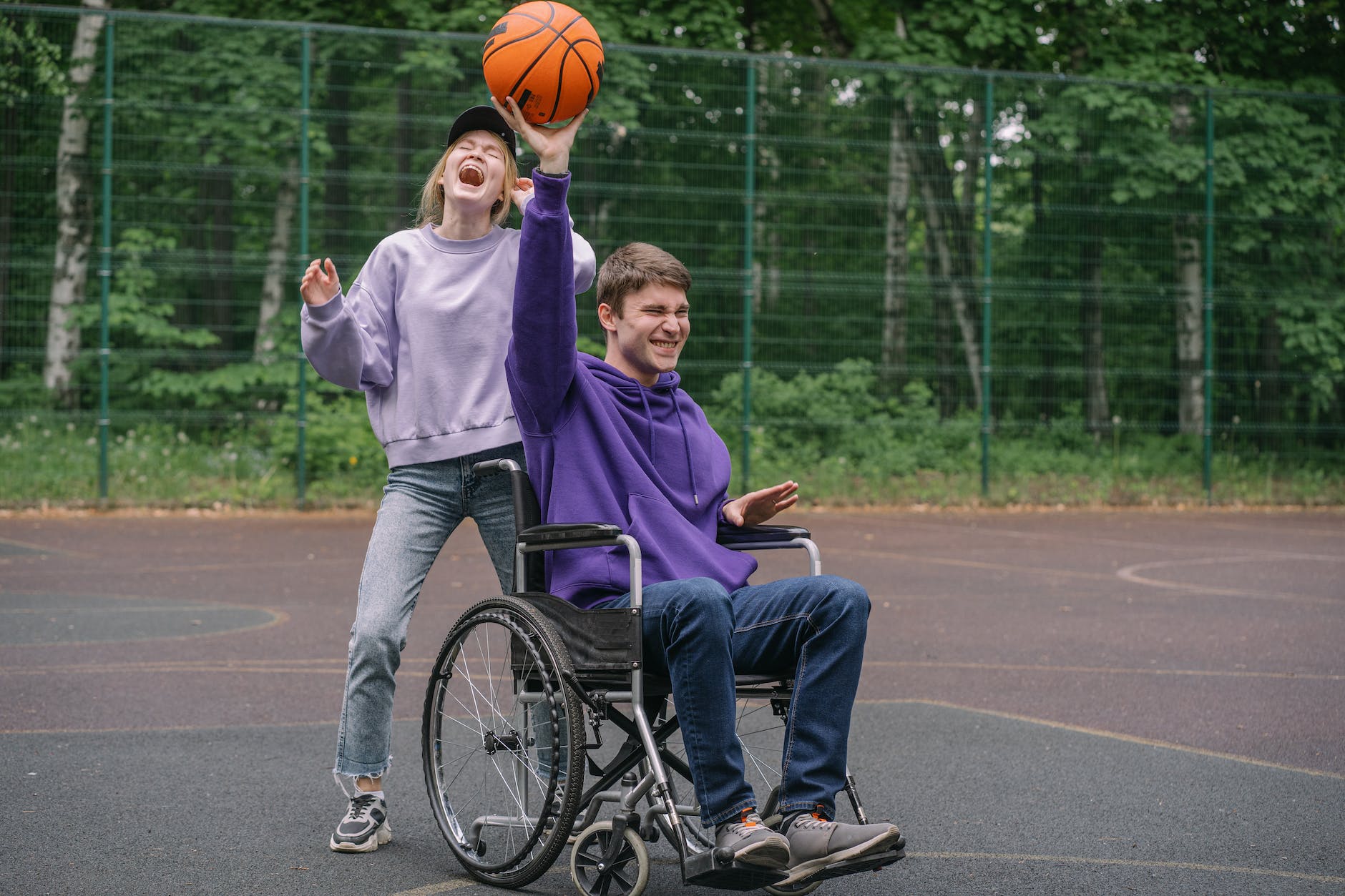 couple handicapé en train de jouer au basket
