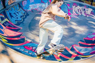 fille dans un skatepark pour illustrer article Desculottees sur garçon manqué