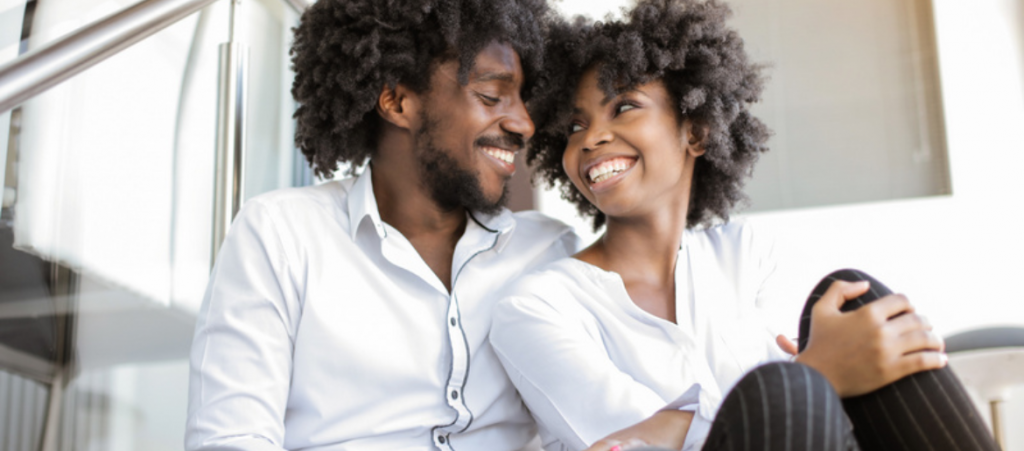 couple afro heureux pour illustrer un article du site Desculottées 