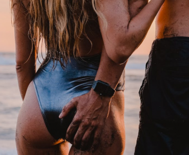 couple de dos sur une plage