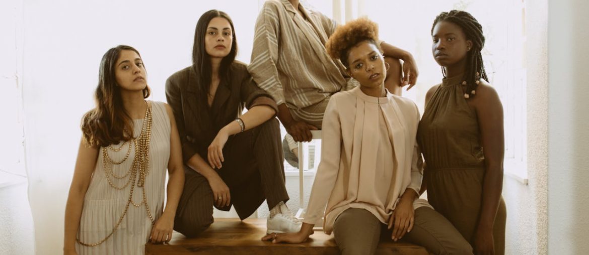 groupe de femmes de toutes origines ethniques