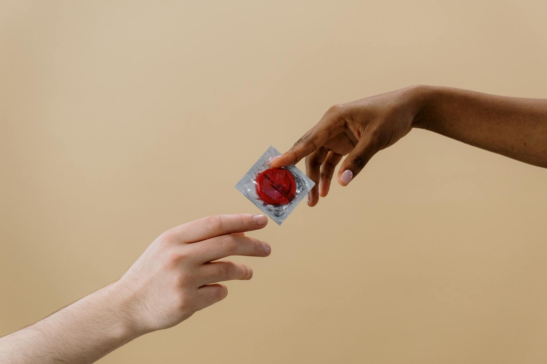 deux mains qui tiennent une contraception 