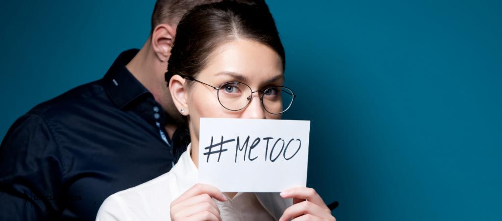 photo d'une femme qui tient une pancarte #metoo