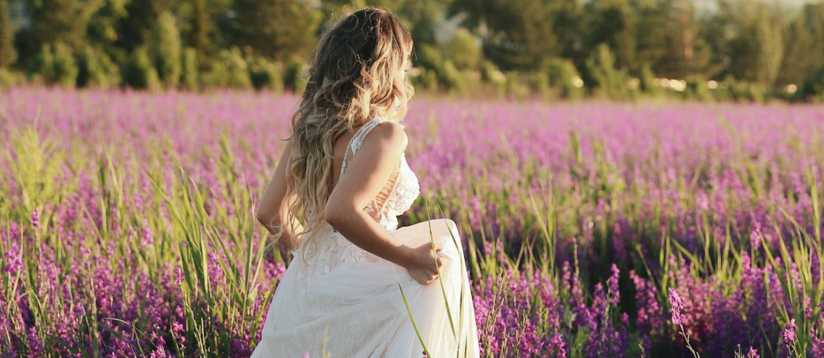 mariée dans un champ de lavande