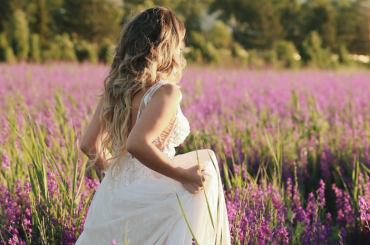 mariée dans un champ de lavande