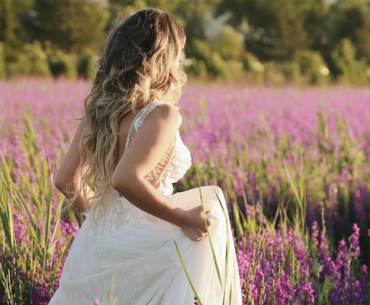 mariée dans un champ de lavande