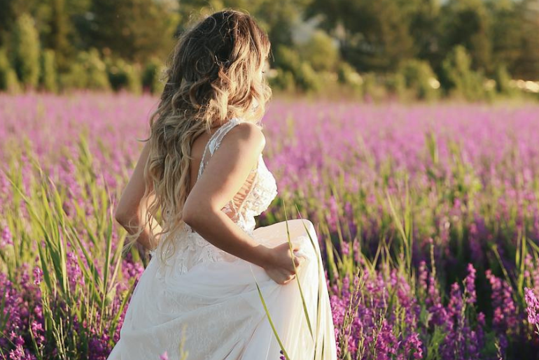 mariée dans un champ de lavande